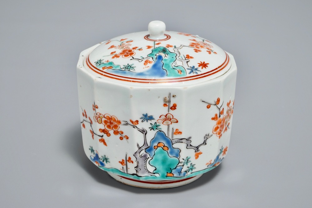 An ogival Japanese Kakiemon sugar box and cover, Edo, 17/18th C.
